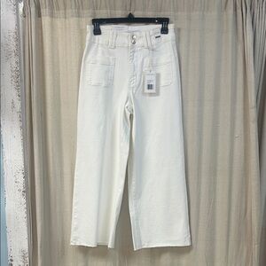 Judy Blue White High-Waisted Wide Leg Crop Jeans
Style Number #881077